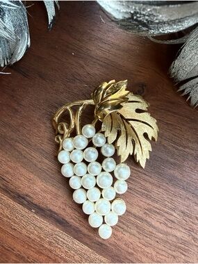 VTG 1960s Signed Crown Trifari Gold Plated Faux Pearl Grape Cluster Brooch
